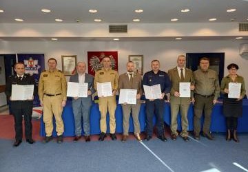 Przedstawiciele służb z apalem.