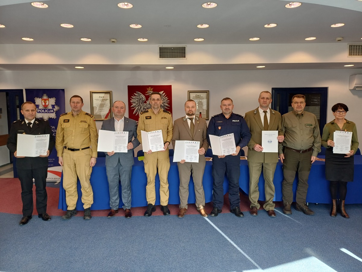 Przedstawiciele służb z apalem.