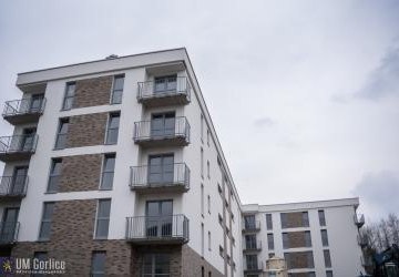 Nowy blok komunalny przy ul. Korczaka po częściowym odbiorze