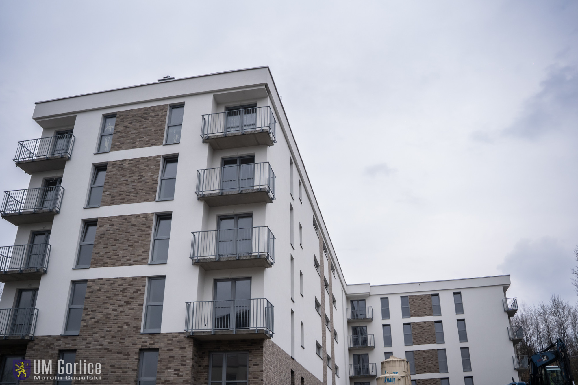 Nowy blok komunalny przy ul. Korczaka po częściowym odbiorze