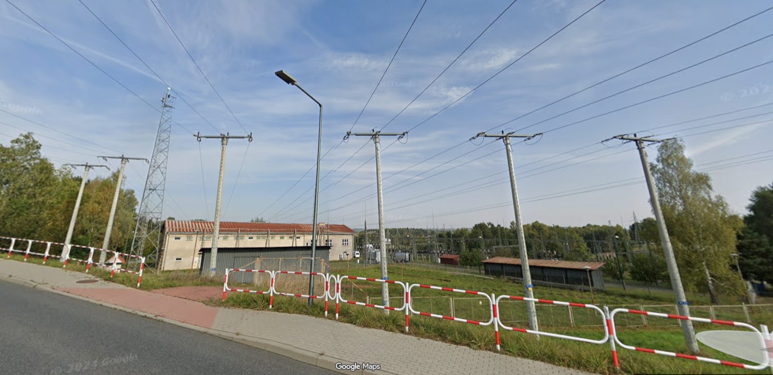Linie energetyczne przy ul. Stróżowskiej.