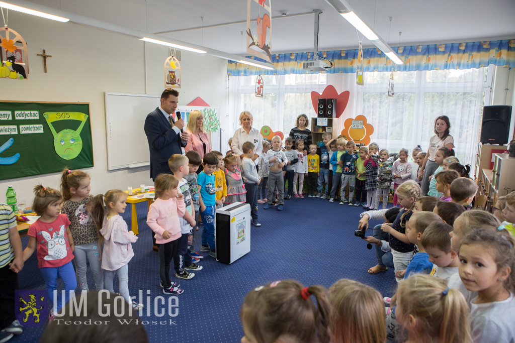 Dzieci korzystają już z najnowszych oczyszczaczy powietrza