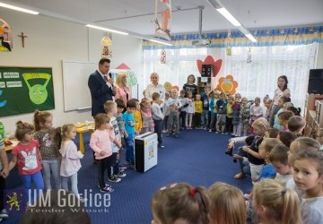 Dzieci korzystają już z najnowszych oczyszczaczy powietrza