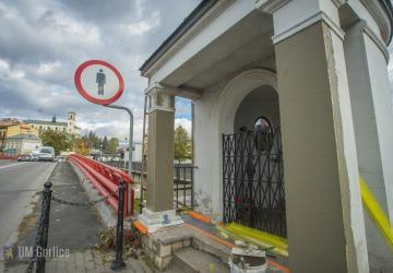 Trwa remont kapliczki nad rzeką Ropą