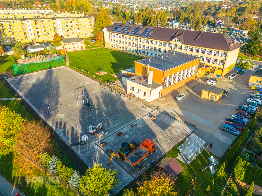 widok z drona na boisko i osiedle