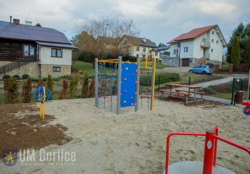 Kolejne place zabaw z nowymi urządzeniami