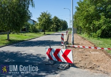 Ulica Batorego z nowym chodnikiem