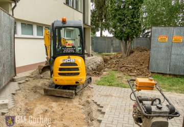 Ruszyła budowa windy zewnętrznej przy przychodni na ul. Słonecznej