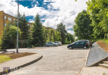 Większy parking przy ul. Hallera 4 i 6