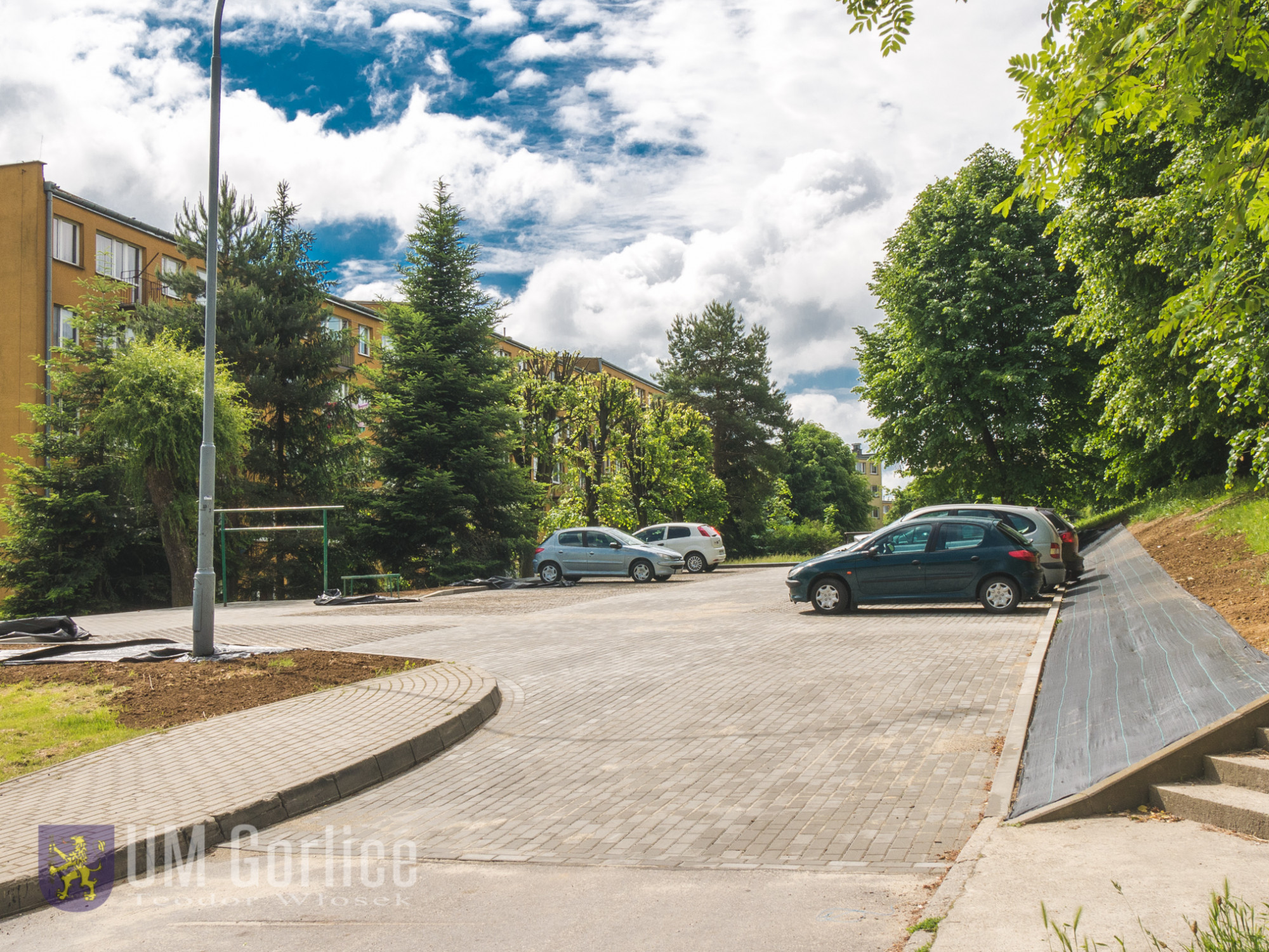 Większy parking przy ul. Hallera 4 i 6