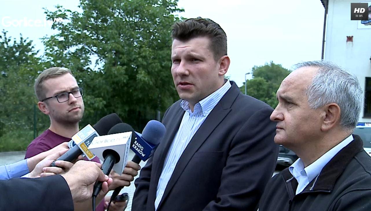 Konferencja prasowa dotycząca rozszczelnienia zbiornika