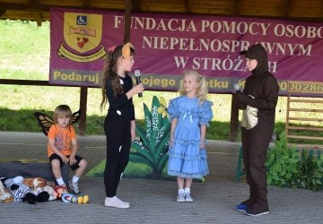 Występ grupy teatralnej „Wiolonczela” w Stróżach