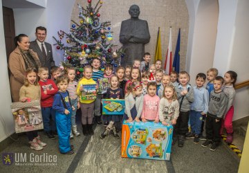 Najmłodsi przystroili ratuszową choinkę!