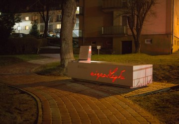 Ławka Niepodległości nocą