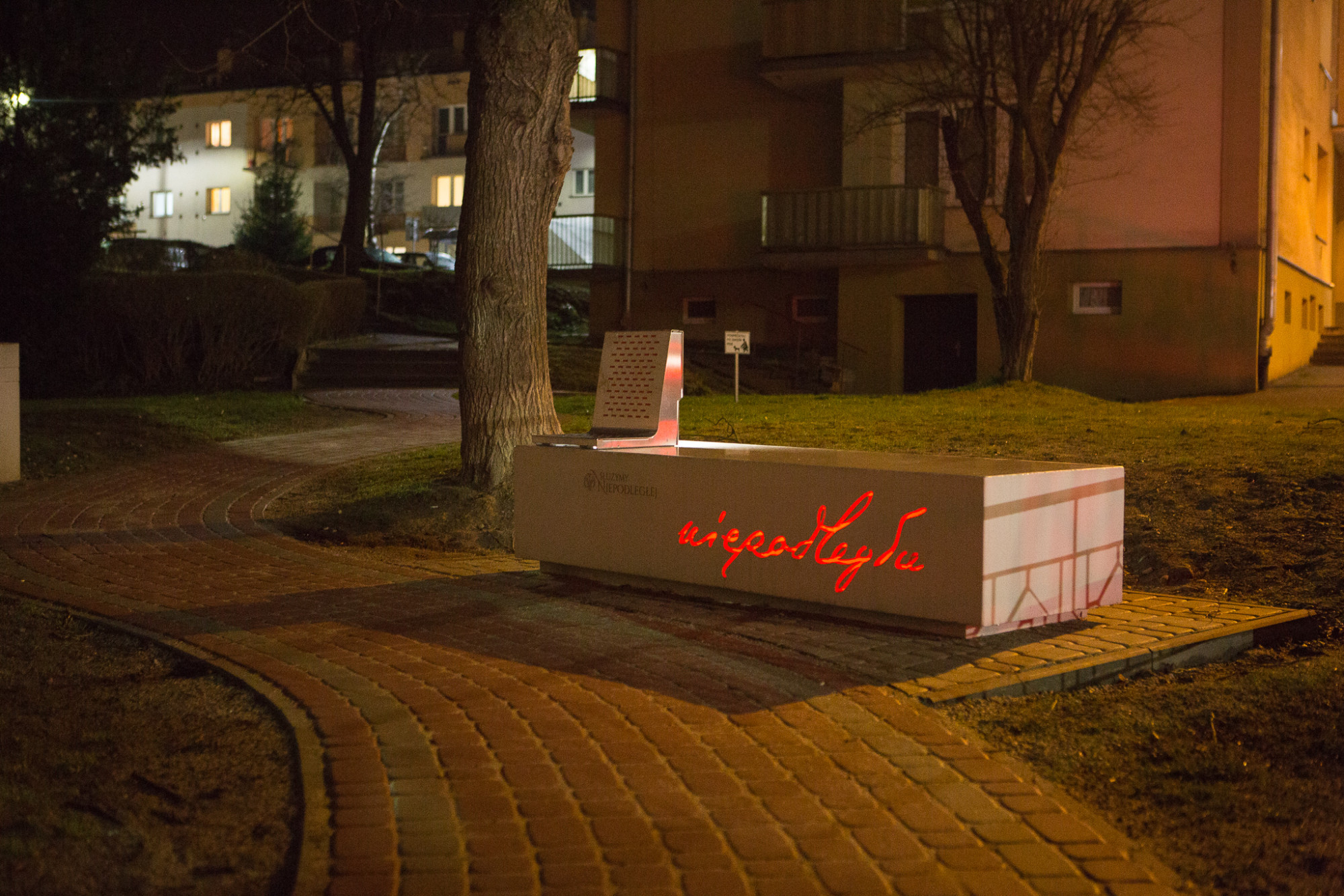 Ławka Niepodległości nocą