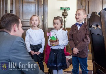 Przedszkolaki ze świątecznymi życzeniami