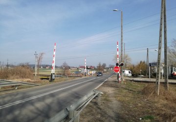 Zamknięty przejazd kolejowy w Moszczenicy