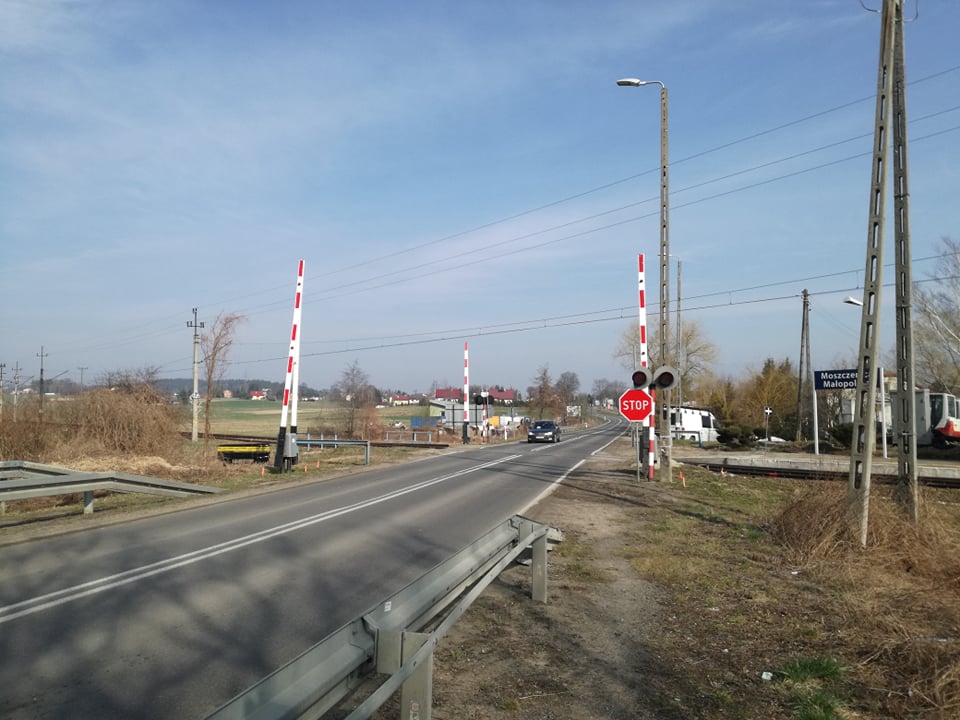 Zamknięty przejazd kolejowy w Moszczenicy