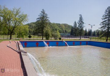 Trwa napełnianie odkrytego basenu