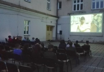 Seans filmowy pod chmurką