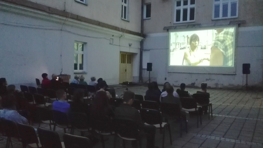 Seans filmowy pod chmurką