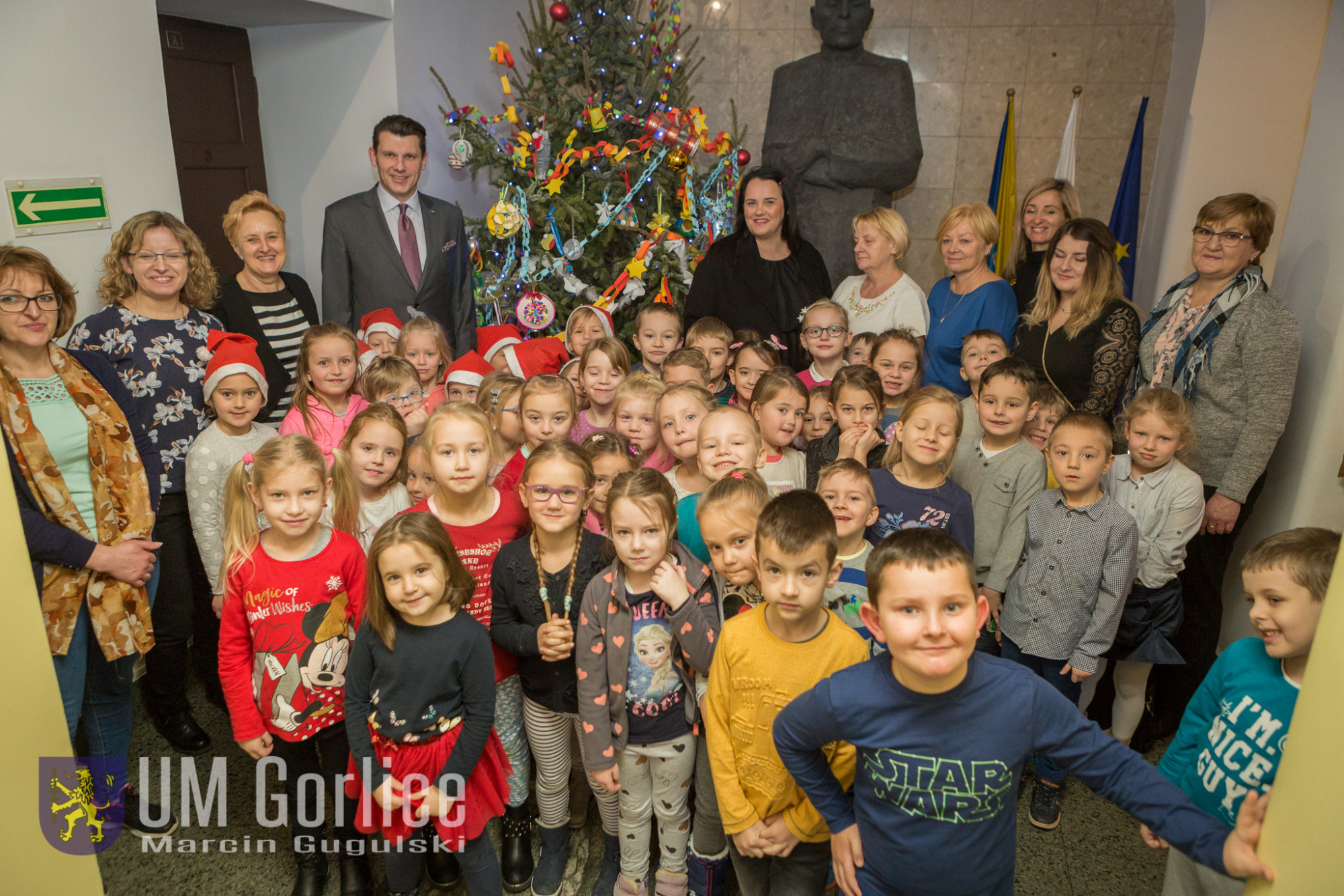 Przedszkolaki przystroiły choinkę w holu Ratusza!