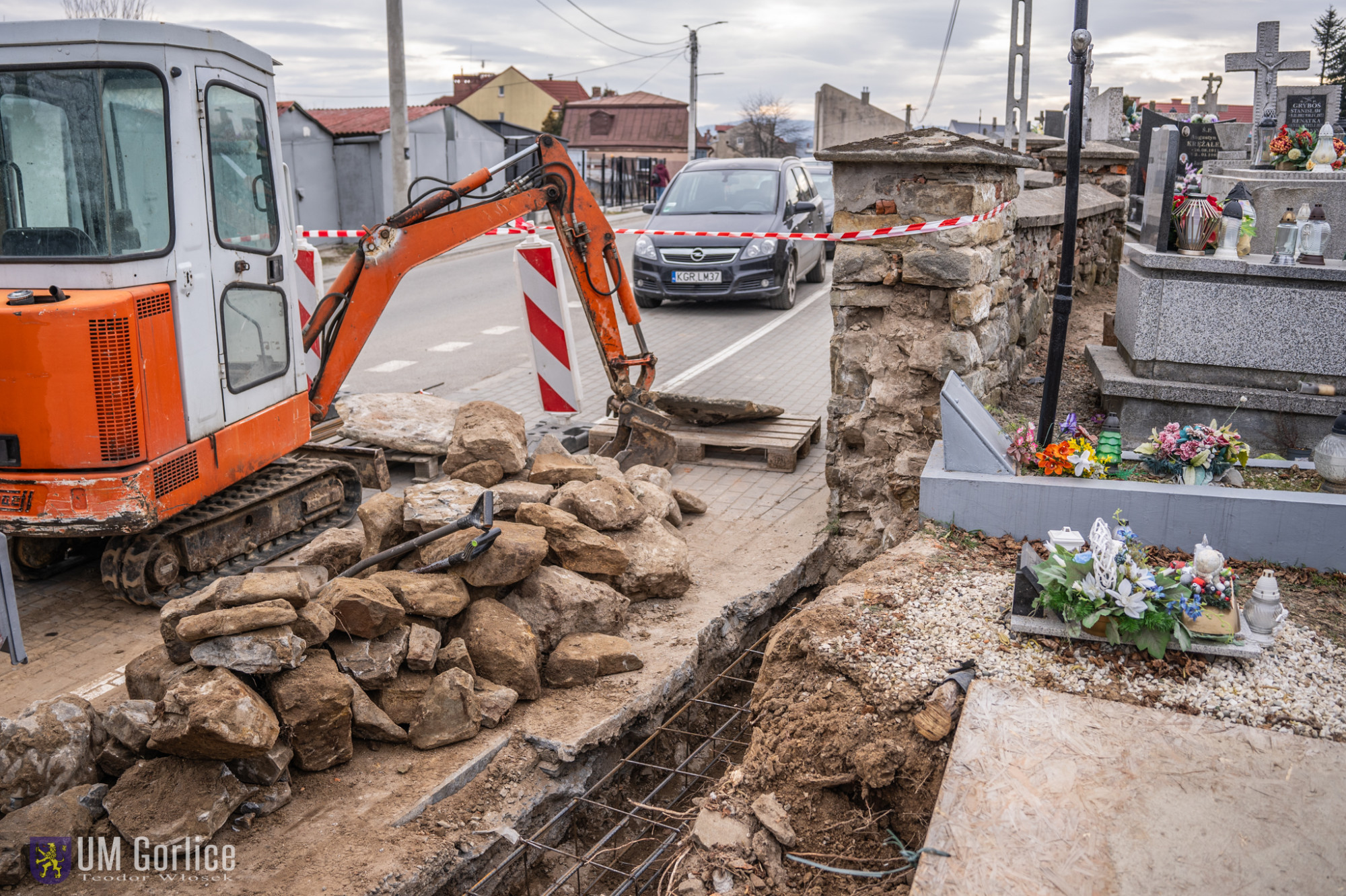 Historyczny mur przechodzi gruntowną renowację