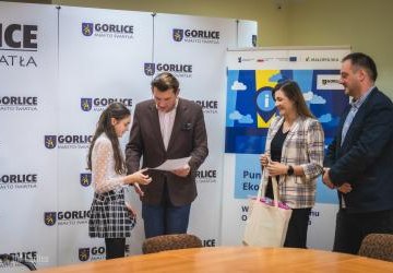 Burmistrz wręcza nagrody laureatom konkursu.