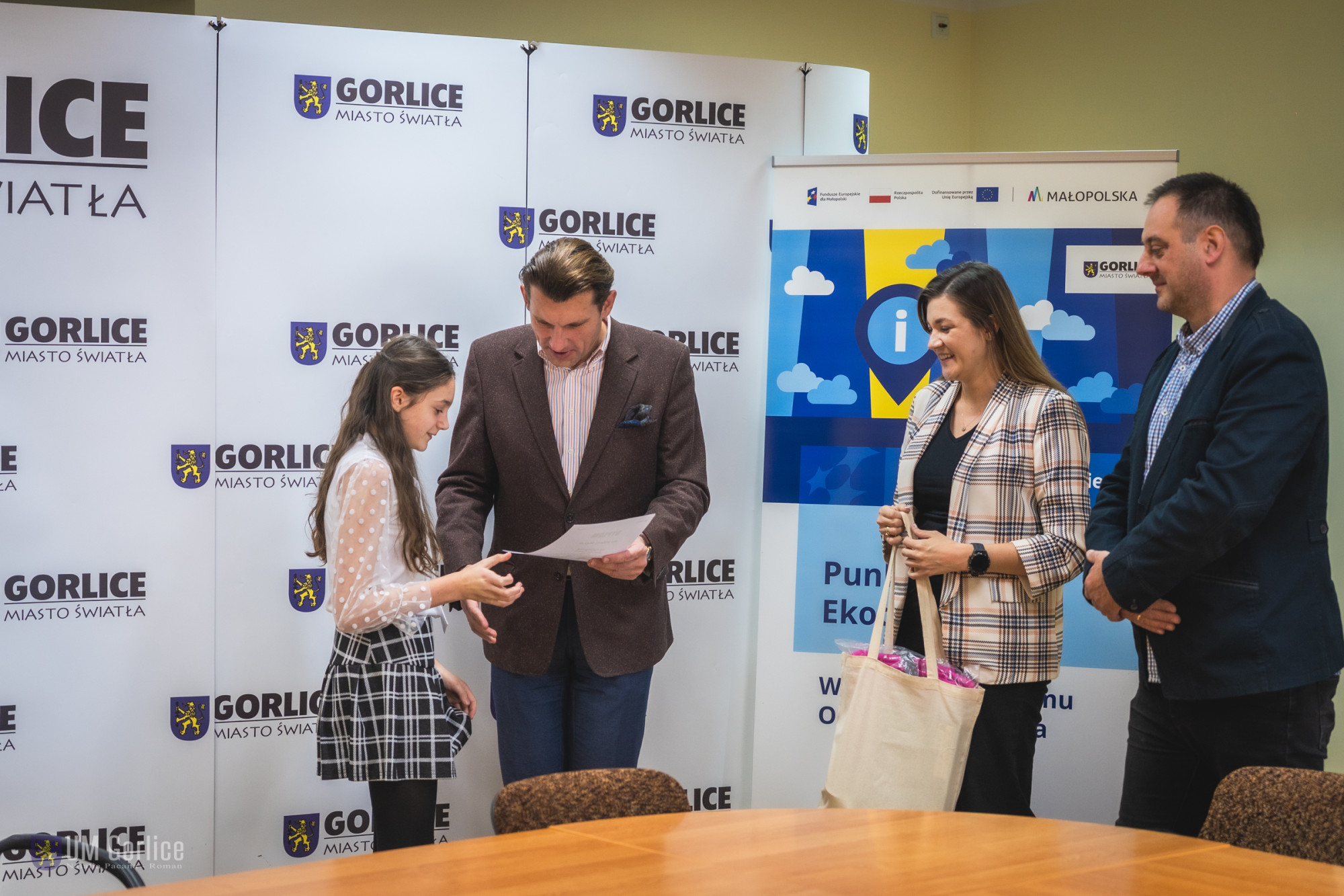 Burmistrz wręcza nagrody laureatom konkursu.