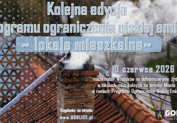 Ogłoszenie na tle dachu i kominu