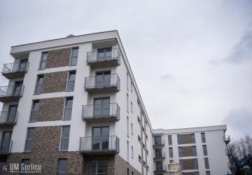 Nowy blok komunalny przy ul. Korczaka po częściowym odbiorze