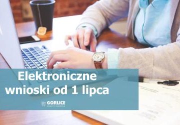 Kobieta pracująca na laptopie, napis na zdjeciu: Elktroniczne wnioski od 1 lipca.