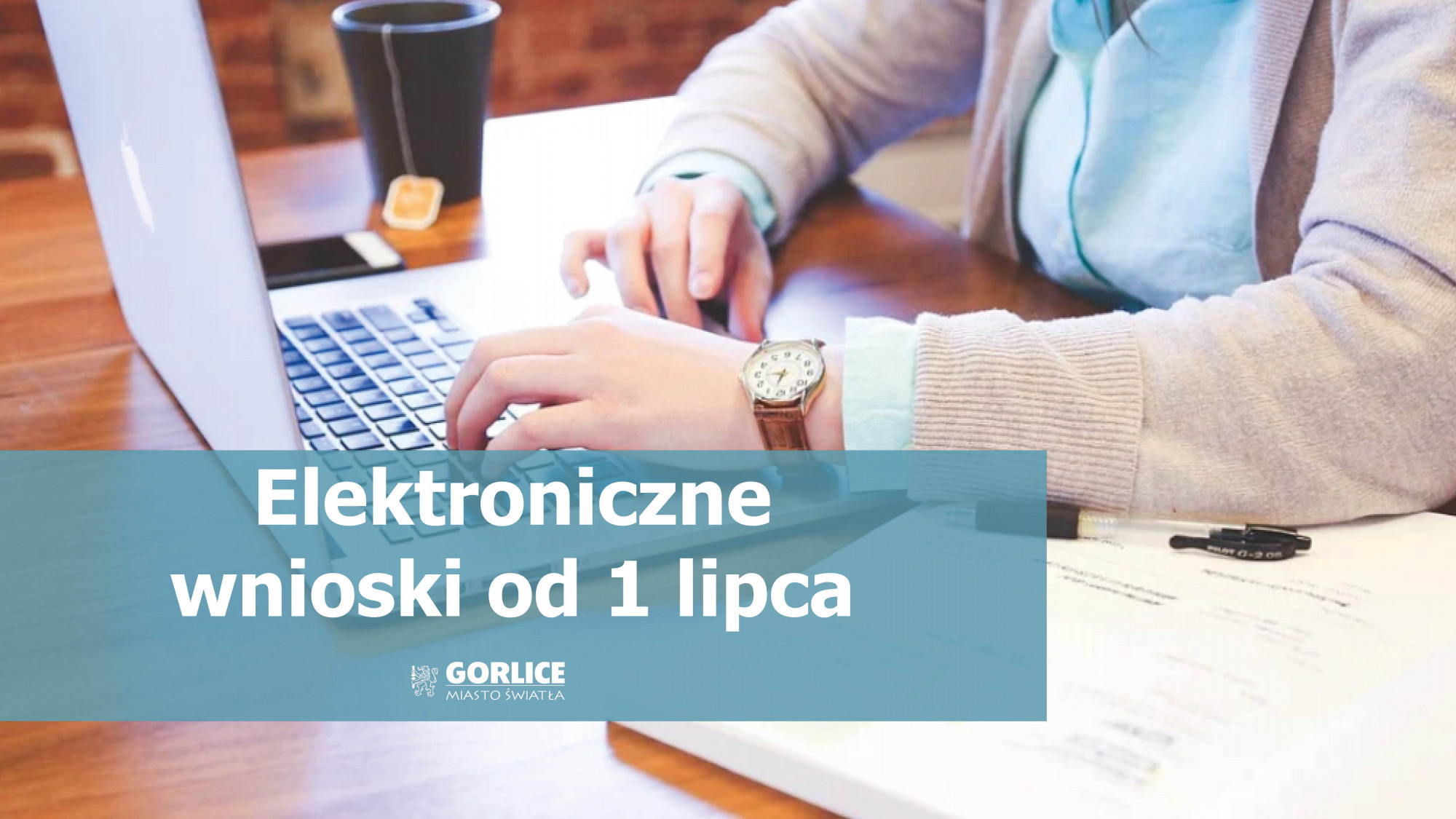 Kobieta pracująca na laptopie, napis na zdjeciu: Elktroniczne wnioski od 1 lipca.