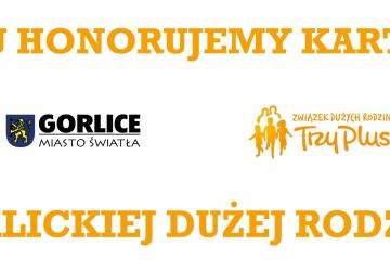 Napis na białym tle: Tu honorujemy karty dużej rodziny.