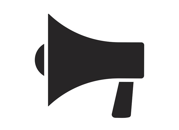 czarny mikrofon na białym tle