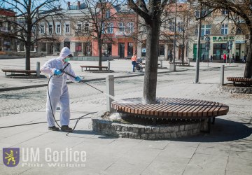 Trwa dezynfekcja miejsc publicznych, wiat i ławek