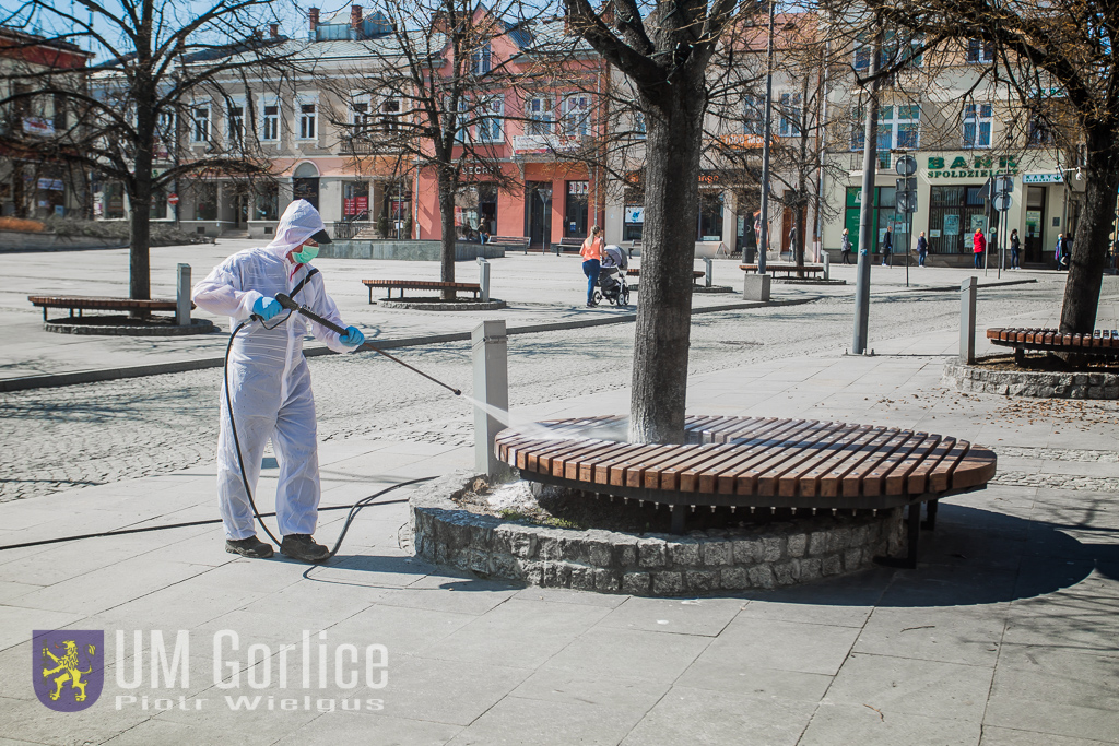 Trwa dezynfekcja miejsc publicznych, wiat i ławek