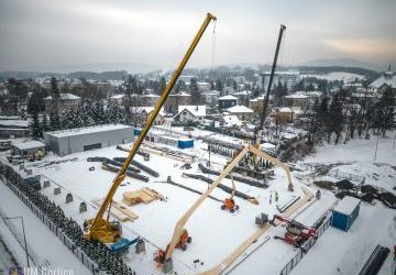 Rośnie dach nad lodowiskiem!